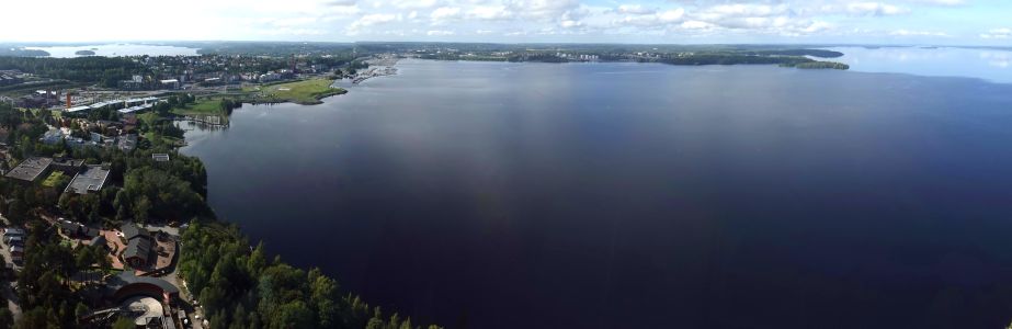 Tampere leží mezi dvěma obrovskými jezery.